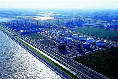 Переваги радарних датчиків 80 ГГц у точному вимірюванні в нафтохімічній проми...